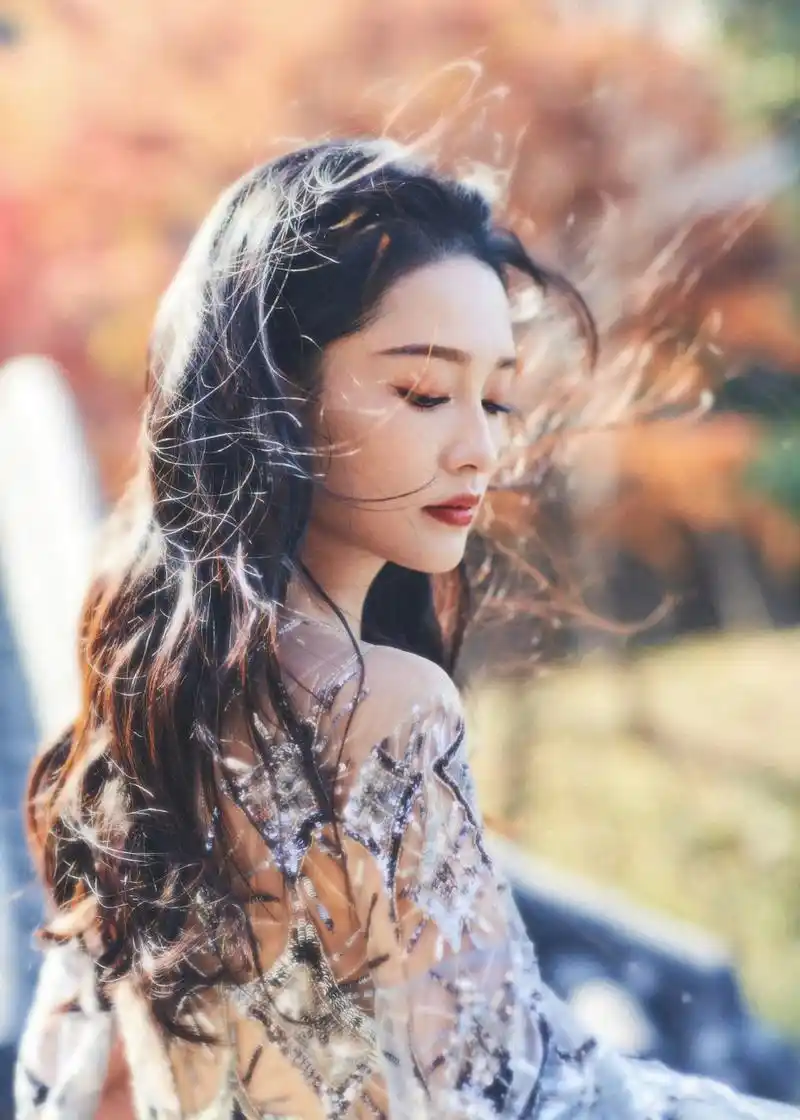 女明星怎么穿# #时尚# 李沁gq盛典经典唯美造型回顾,身穿 georges