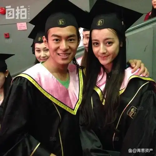 音乐剧专业,她是表演班,有时拍戏,上课会在一起,后来钟楚曦也转过来了