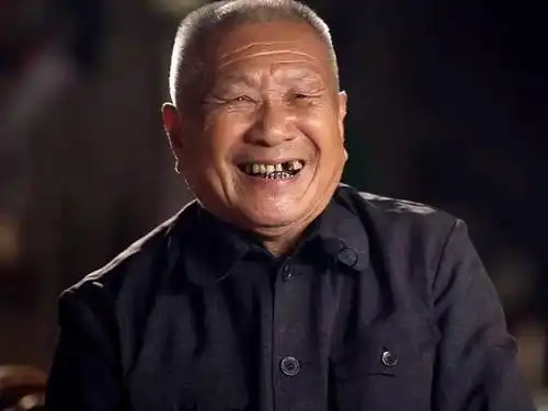 80岁厦门大爷感动全国网友!@人民日报等大v纷纷转发