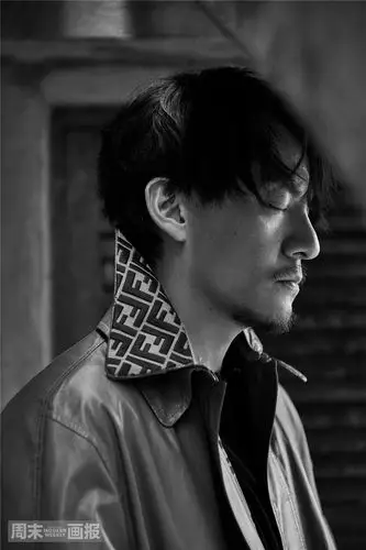 张震质感格调大片重返少年时 光影声色间黑白绚烂生姿