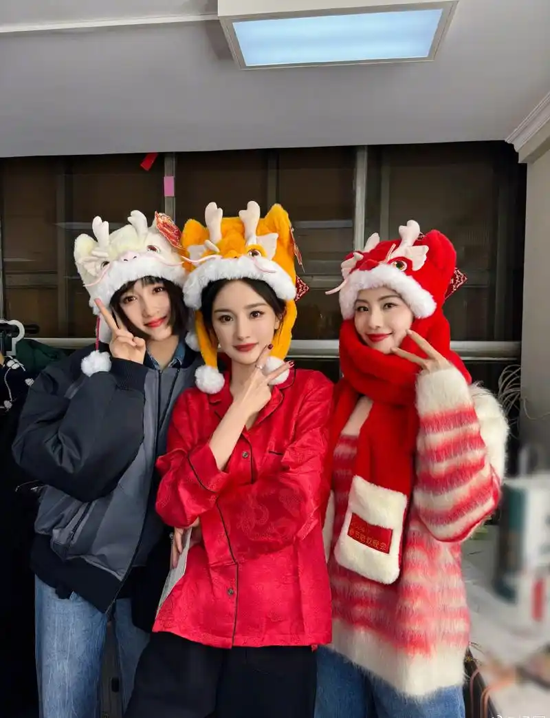 刘诗诗 杨幂 关晓彤三美合影,头戴小龙帽,太可爱了!