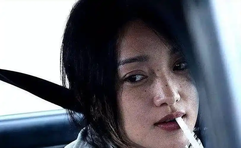 抽烟成瘾的6位女星,刘亦菲14岁就会抽烟,哪一位令你意想不到_那英