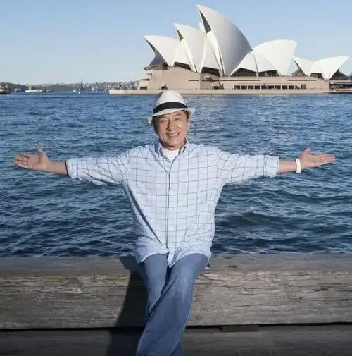 这几年成龙还奋斗在影视行业的一线,他依旧在荧幕中活跃,有变化的是他