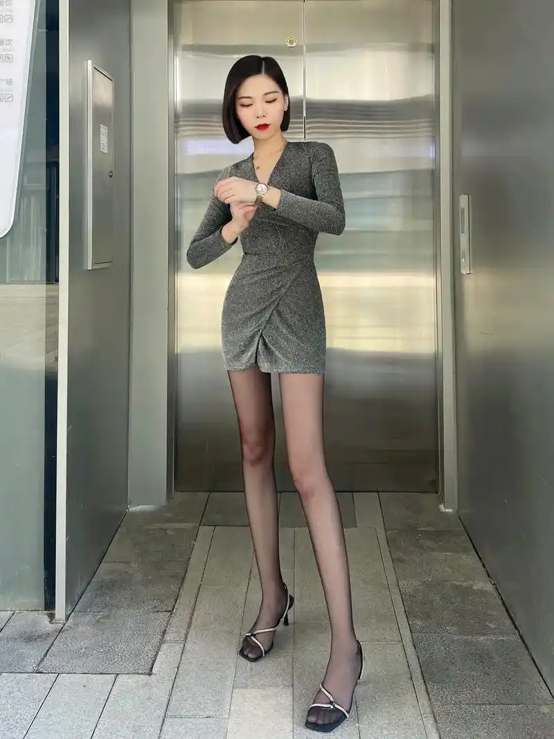 职场女性穿搭多元化,高跟鞋搭配黑丝袜!