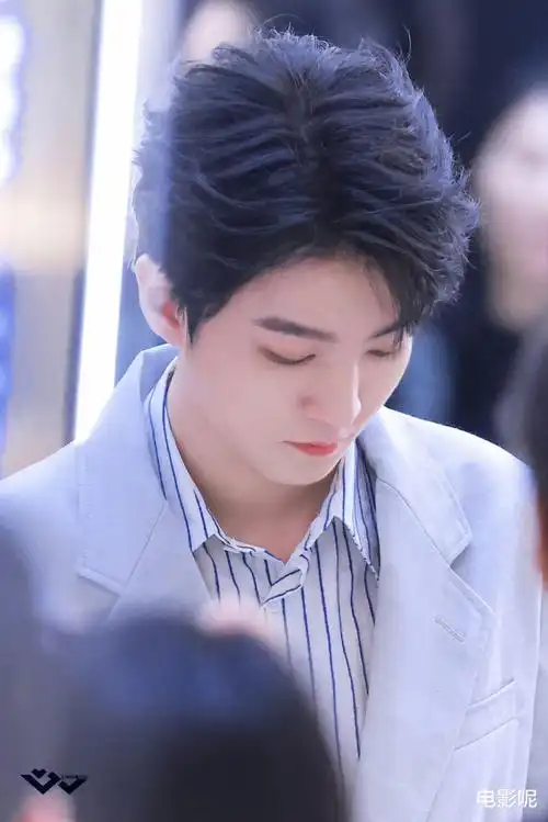 王俊凯给团队安排百人的庆功宴, 但自己回家和父母吃久违的家常菜