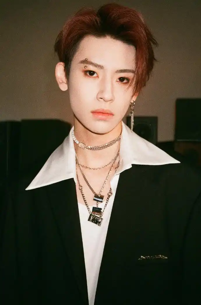 小鬼 新闻列表 > 新闻详情今日,ba饰物局投喂新粮,代言人小鬼王琳凯