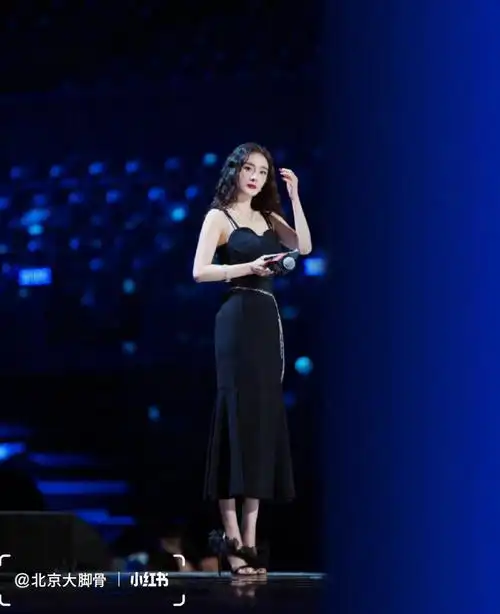 杨幂黑色吊带裙一字带高跟鞋造型