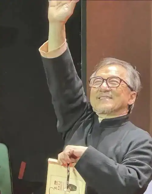 70岁成龙现身参加活动头发花白尽显老态大家的偶像已经老了