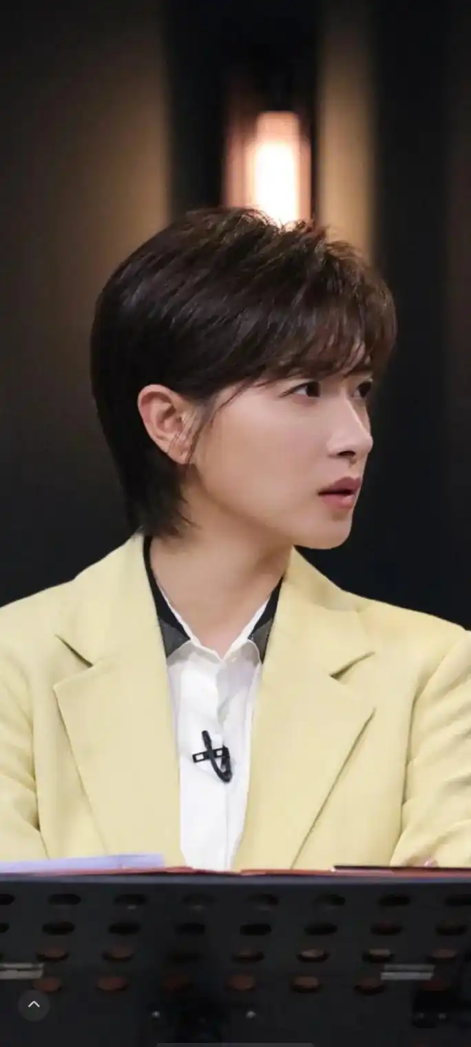 这女人太他妈帅了!#万茜 #短发 #一眼沦陷 - 抖音