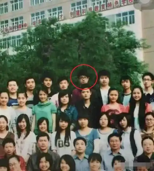 照片中肖战稳站"c位",虽然照片像素低,不够清新,但还是能够看出来肖战