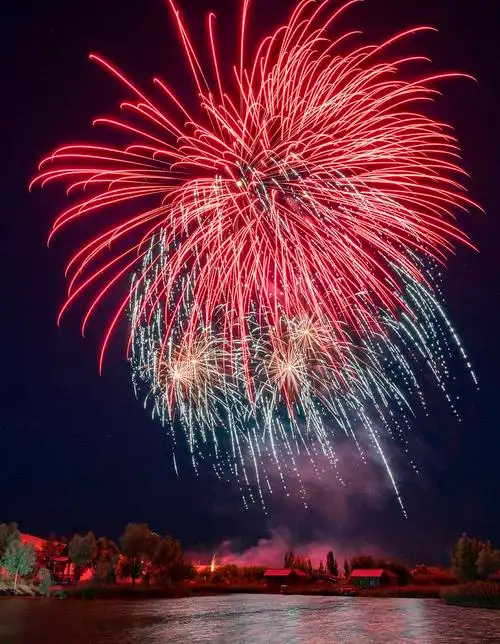 2021年7月31日,在鄂托克前旗大沙头生态旅游区拍摄的烟花表演.