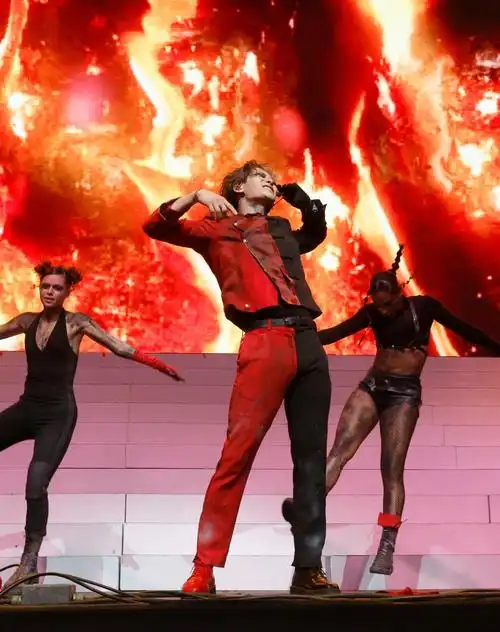 王嘉尔科切拉音乐节舞台造型太炸裂了__财经头条