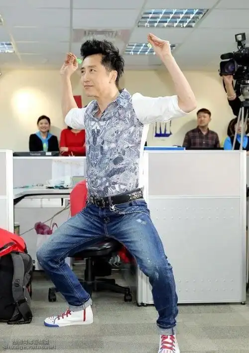 肌肉男:庾澄庆和吴莫愁恋情,庾澄庆搞怪出席电台活动-小虾米