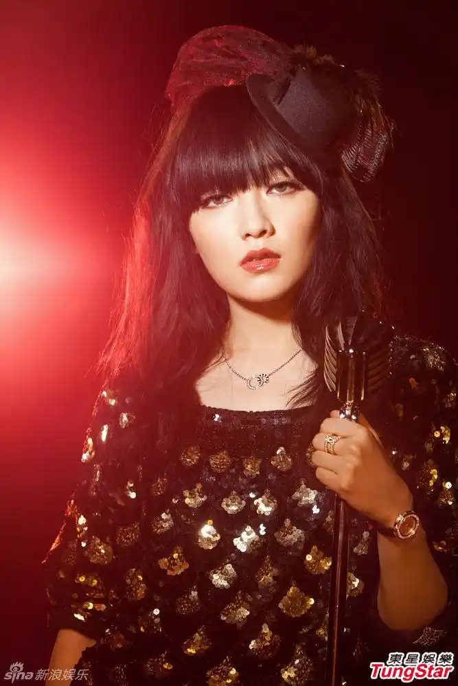 范晓萱拥母拍摇滚写真黑色长发似芭比