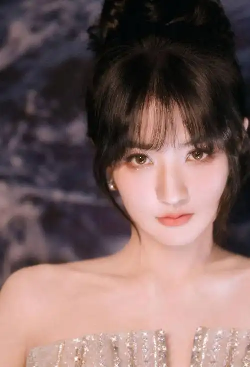 徐璐穿闪钻开衩长裙拍大片性感身材曲线曼妙吸睛