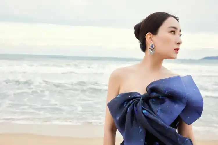 41岁马苏不低调了,一袭蝴蝶结抹胸长裙走红毯,优雅出众!