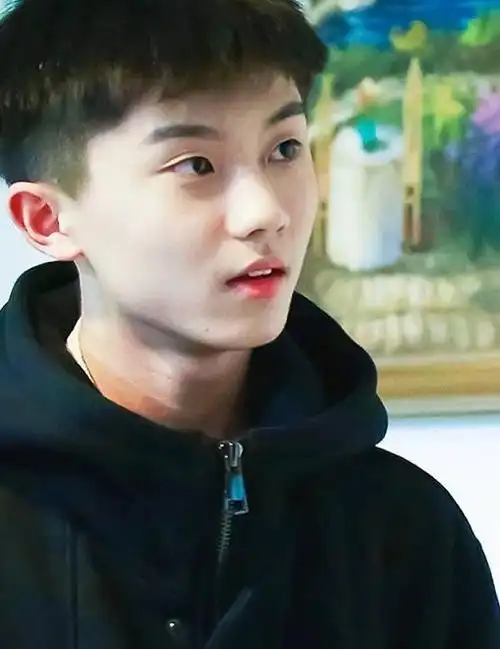 马嘉祺换发型,摇身一变回到15岁的模样,熟悉的"小野马"归来了