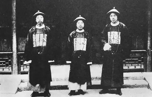 1/ 12 年轻时的袁世凯,当时30来岁,袁世凯还处于青葱岁月,前途未卜.