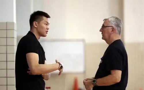 放弃400万高薪!广东6届冠军功臣降薪留队,易建联替补有着落了