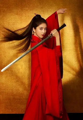 李凯馨一身红色系古装网友隔空喊话女侠你好帅