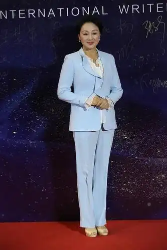 王姬真是时代的美人,虽然年近六旬身材走样,但气质却没的说_腾讯新闻