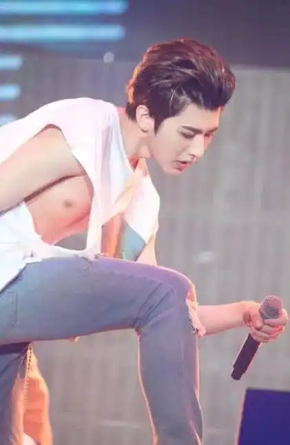 几位男明星大秀肌肉看了舞台上的腹肌壁纸大家被撩了吗