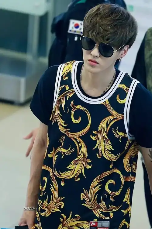 同为"带货王"的吴亦凡,作为nba名人赛的嘉宾之一,他本人也是篮球爱好