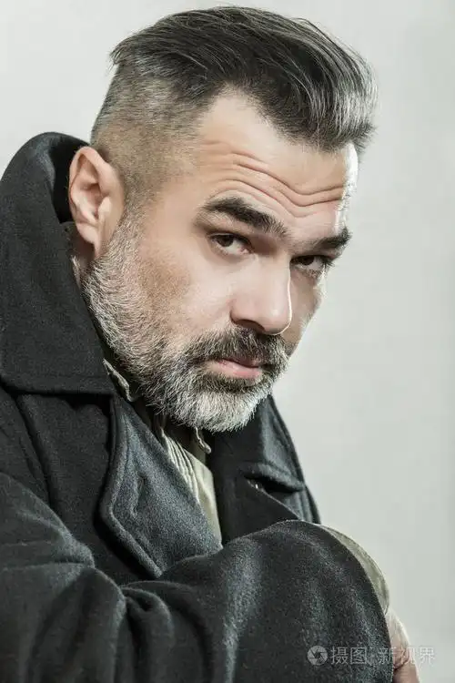 一个留着胡子的英俊的男人照片-正版商用图片1h95fp-摄图新视界