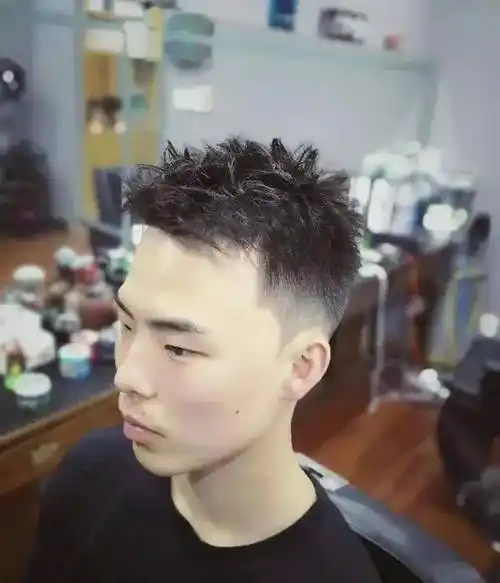 夏季男生流行发型潮男必剪的男生短发