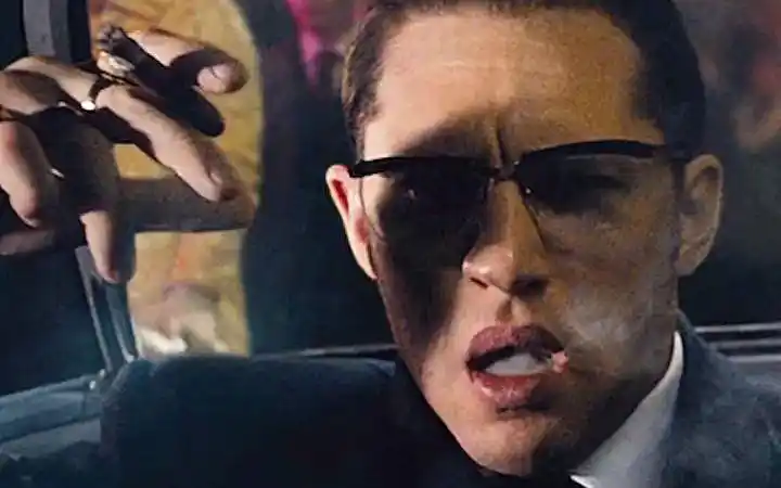 除了汤姆哈迪 ,还有谁抽烟这么嚣张!