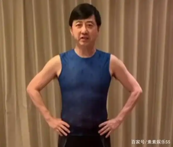 60岁庾澄庆在豪宅中做健身,全身肌肉如年轻人,真是老当益壮