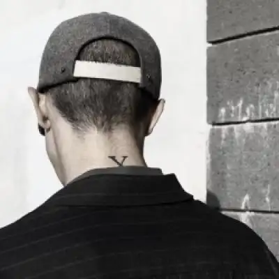 戴帽子的男生头像高清帅气图片