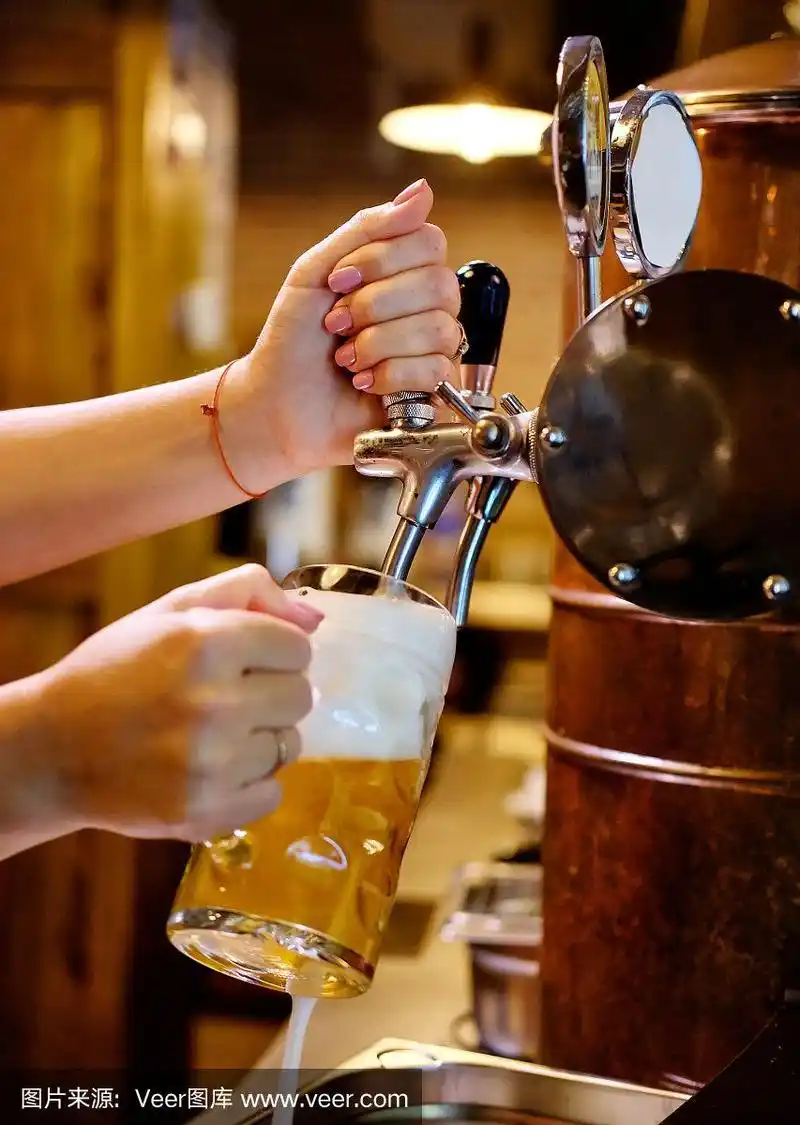 女酒吧服务员用手把啤酒倒进杯子里