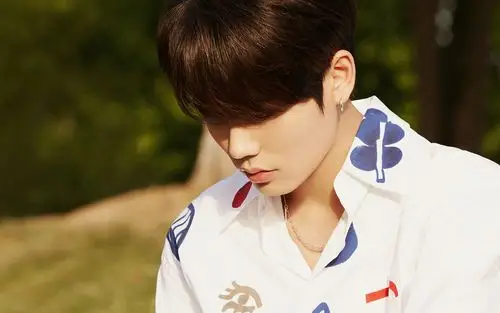 林彦俊清爽白衣少年桌面壁纸