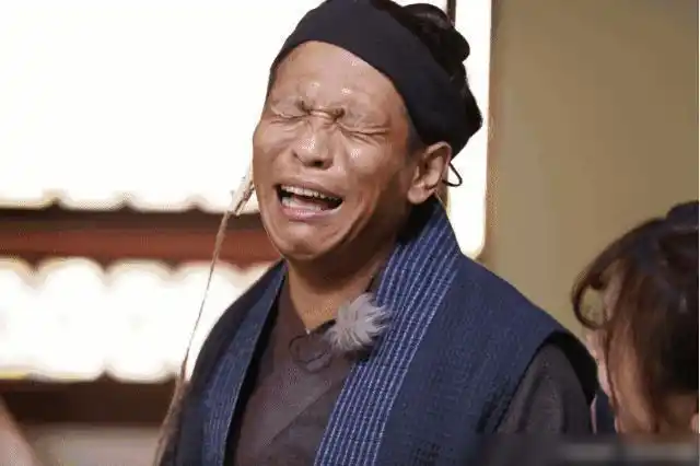 长相黝黑的宋小宝凭借着搞笑幽默的口才赢得观众的喜欢