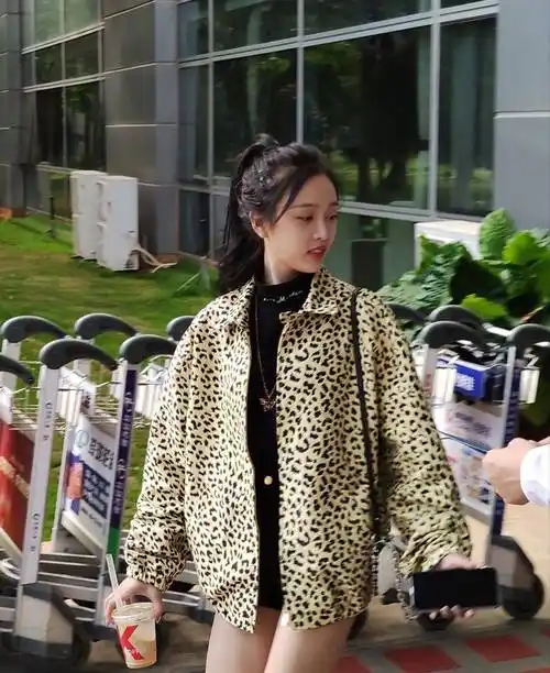 原创吴宣仪全副武装遮脸为了耍帅不看路爱美程度看手机壳就知道