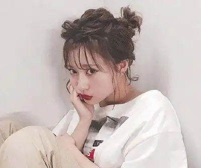 无论夏天还是其他时候,都能够将卷发扎成哪吒头哟,俏皮个性的哪吒头与