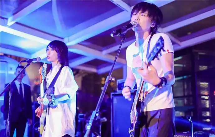 百龄坛威士忌联手新裤子乐队,燃爆乐队的夏天版天猫club