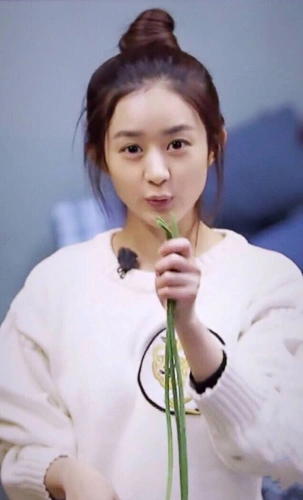 赵丽颖放飞自我综艺节目撩汉 何炅表情超尴尬!