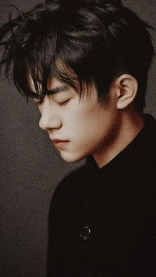 易烊千玺怼脸六宫格