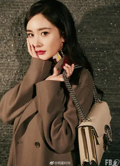 杨幂时尚街拍来袭,她身着棕色大衣搭配链条包干练有型