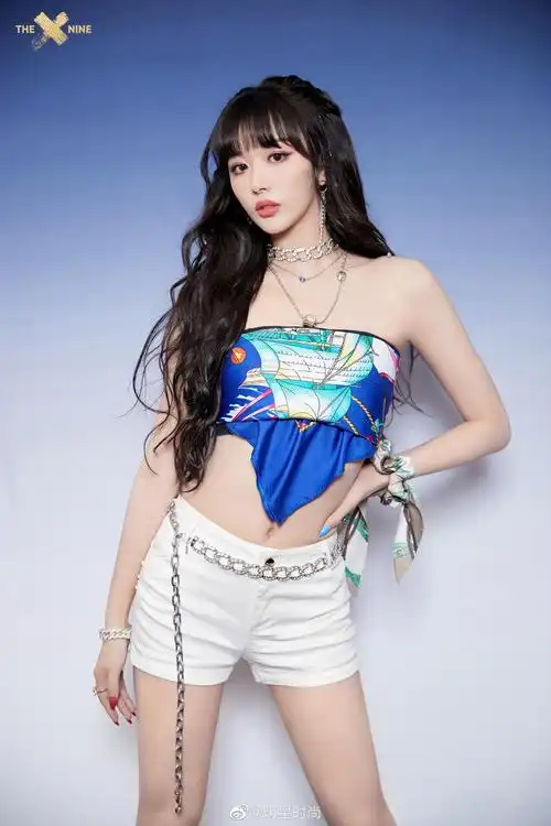 孔雪儿最新造型,蓝色印花丝巾抹胸搭配白色热裤,性感又撩人