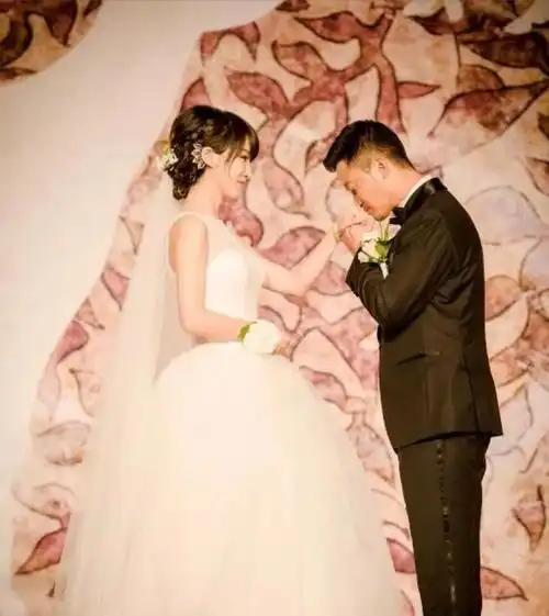 回顾吴京妻子谢楠嫁偶像挺着孕肚办婚礼生两子成人生赢家