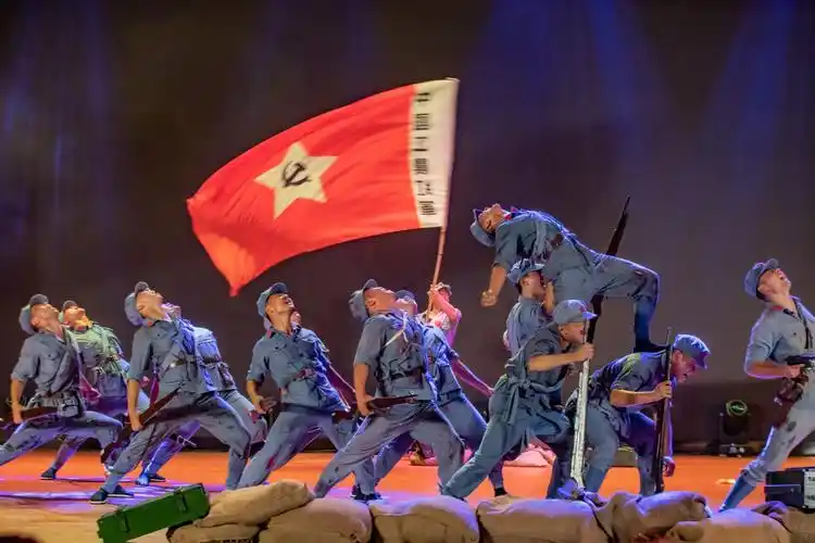 官兵演绎舞蹈《信仰之路》施晨洲 摄