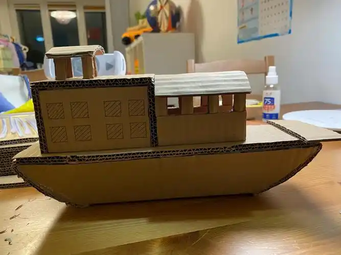 手工纸板红船做好啦