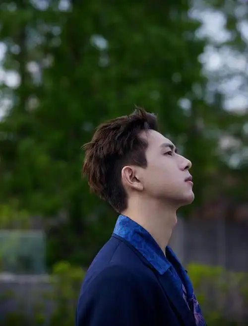 2021年4月10日,上海,李现出席品牌活动并拍摄写真.