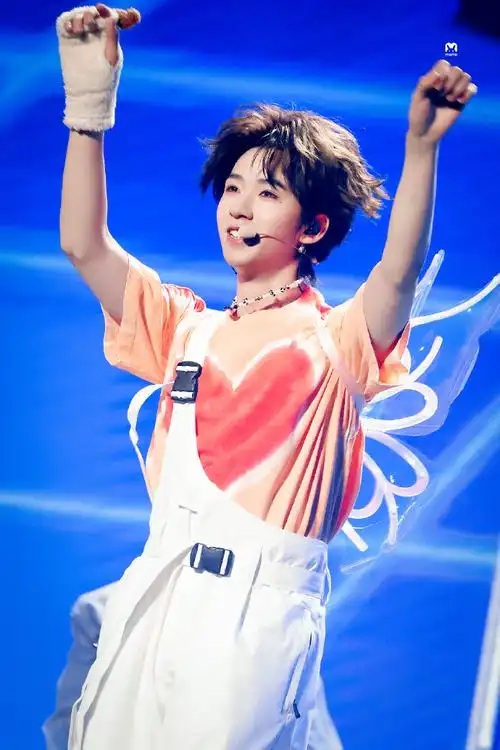 贺峻霖看到娶我灯牌的反应#本人私心,我最爱的小蝴蝶笑得很开心的