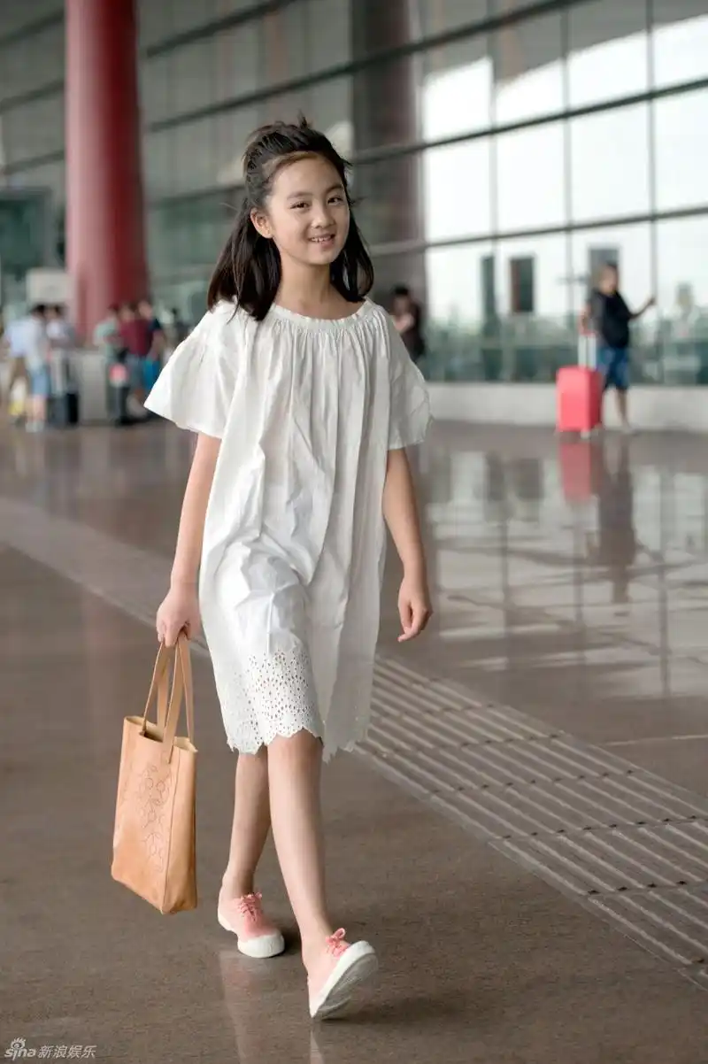 黄磊孙莉女儿多多黄忆慈现身机场,古灵精怪做鬼脸镜头感十足.