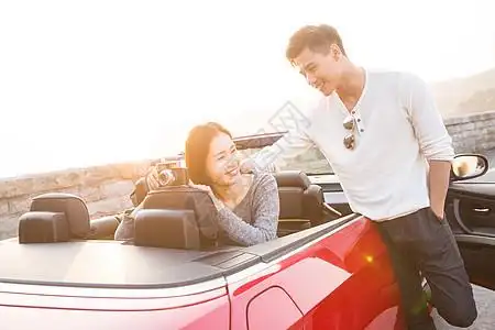 浪漫跑车逃避现实休闲追求日光青年男女开车出去旅行背景