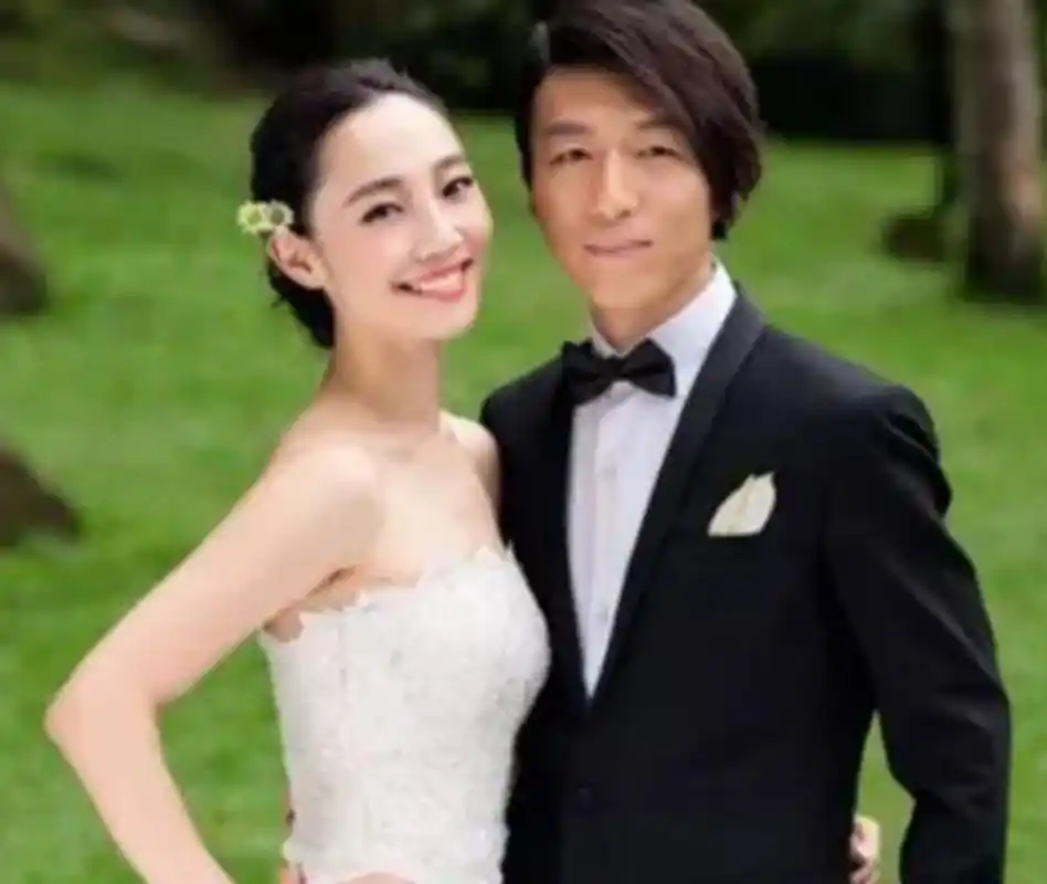 白百何"一指弹"已过,马苏再现"一阳指",网友:毁三观!